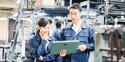 女性と男性が話している様子